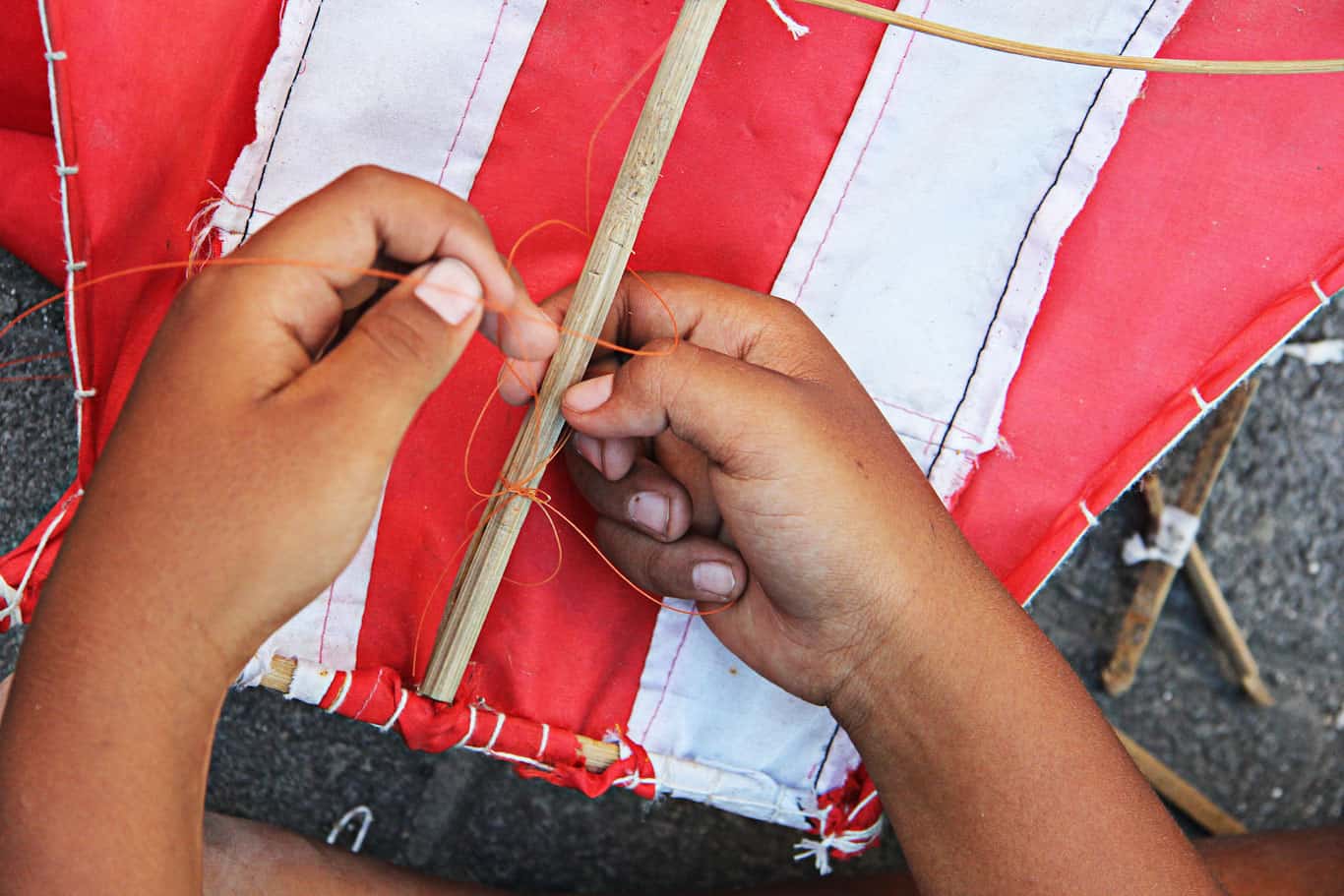 Tying a kite string knot close up photo